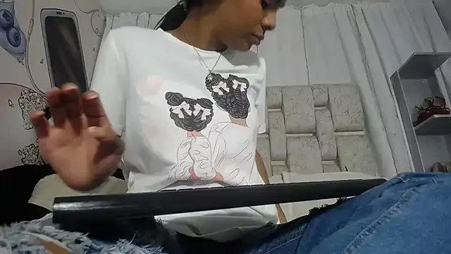 KOURTNEY-- on StripChat