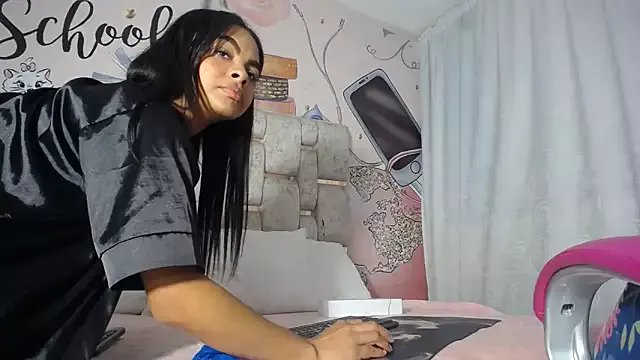 KOURTNEY-- on StripChat