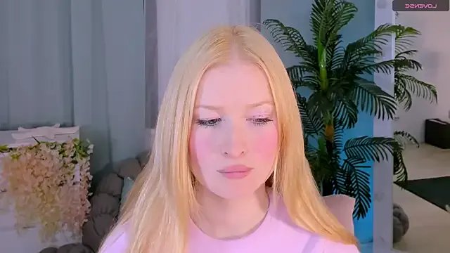 Laly_Peach on StripChat