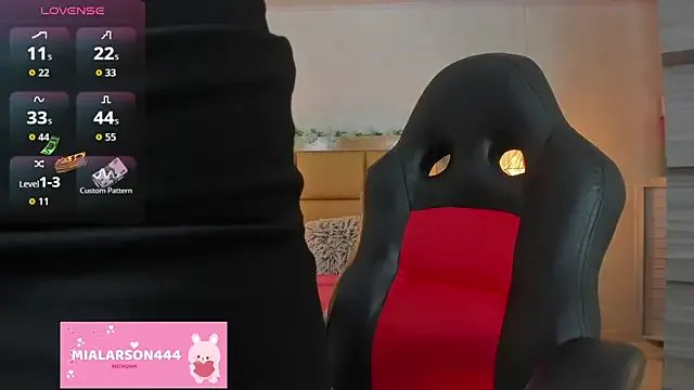 LARSONMIA on StripChat