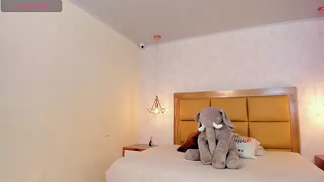 LARSONMIA on StripChat