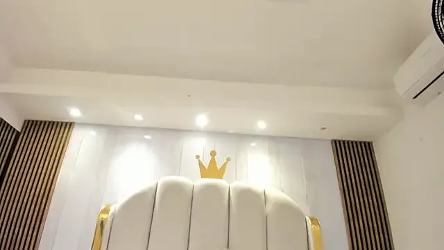 laura_petite_ on StripChat