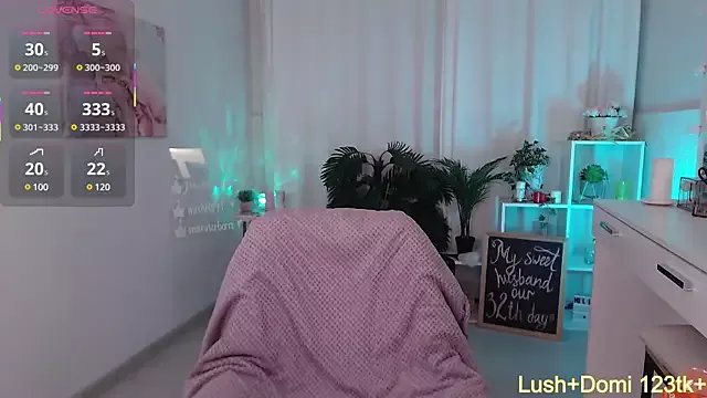 LauraWifeness on StripChat