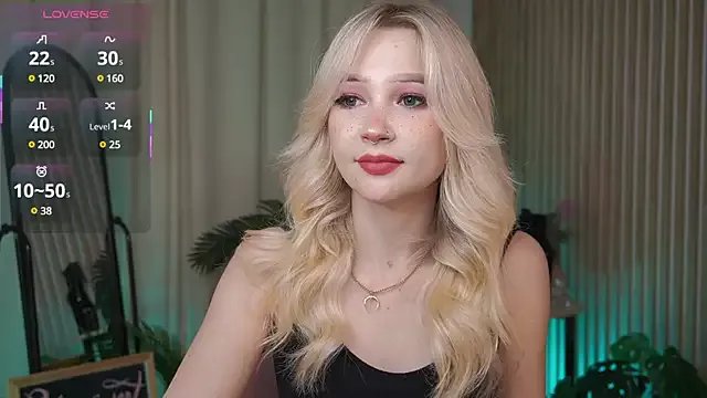 LauraWifeness on StripChat