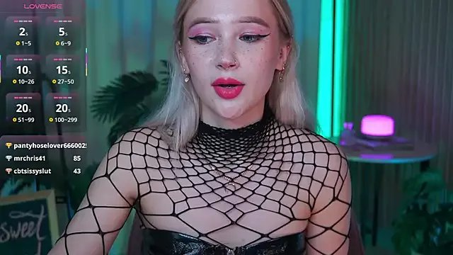 LauraWifeness on StripChat