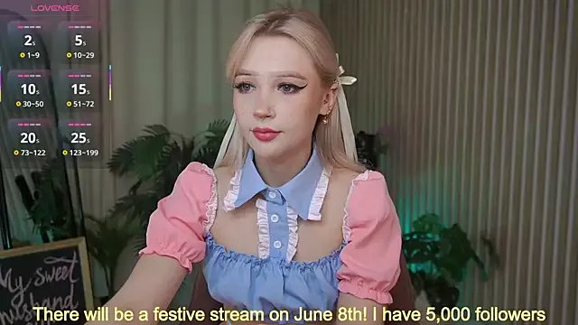 LauraWifeness on StripChat