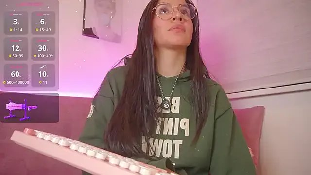 leila_petitee_ on StripChat