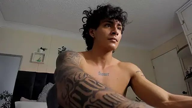 Leo_santoro on StripChat