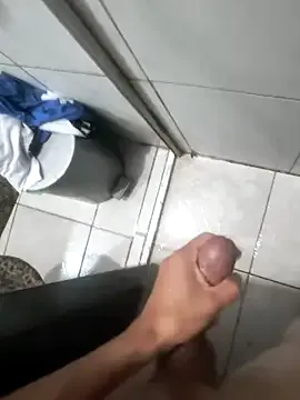 Offline leonardo9348 on StripChat