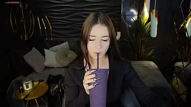 Lily_Moonlight on StripChat