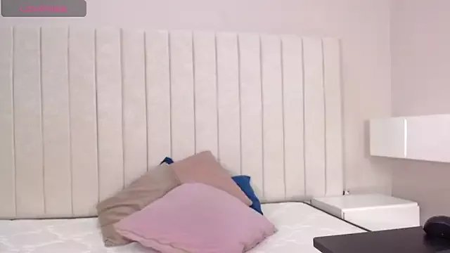 Littleolivia_ on StripChat