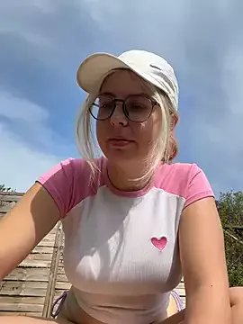 Livewithlucy on StripChat