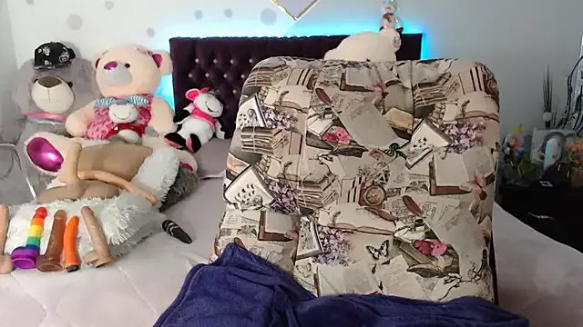 Lorenahot_06 on StripChat