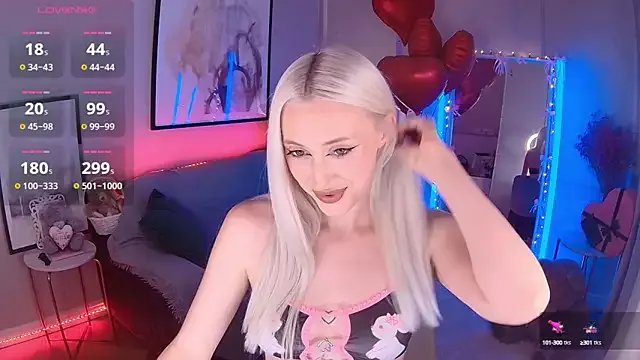 LoryWood on StripChat