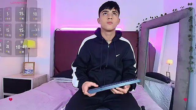 Lucass_love on StripChat