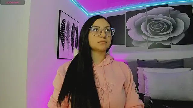 lucy_neil on StripChat