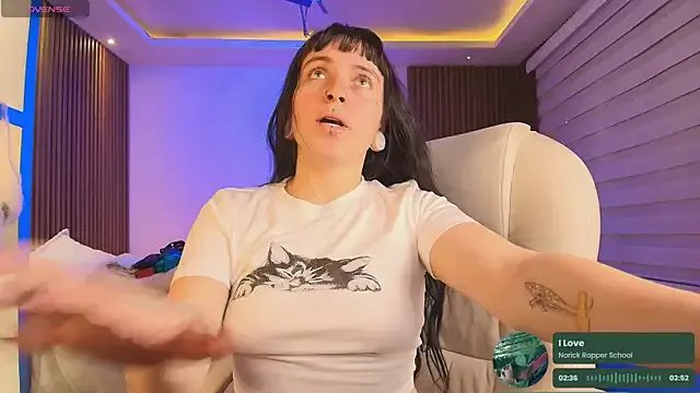 Lucy_Smith2 on StripChat