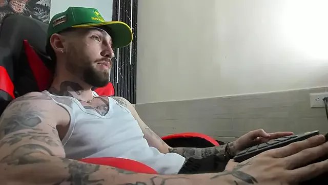 Luke_davis01 on StripChat