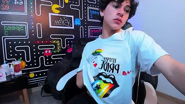 Offline Luke_Howland on StripChat