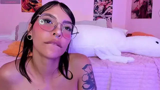 Luna-Chann on StripChat