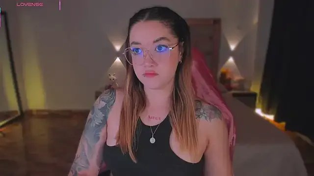 lunaarose on StripChat