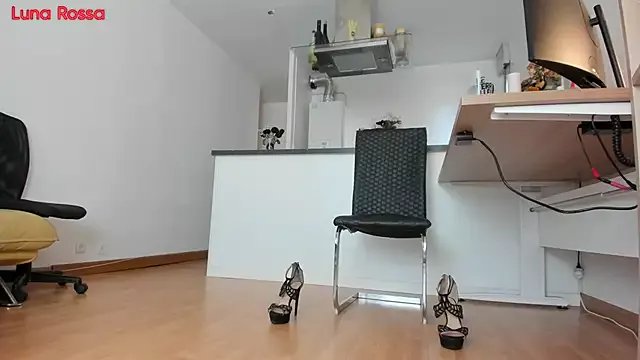 LunaRossaCam on StripChat
