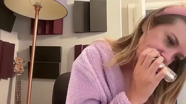 LustfulLuna_ on StripChat