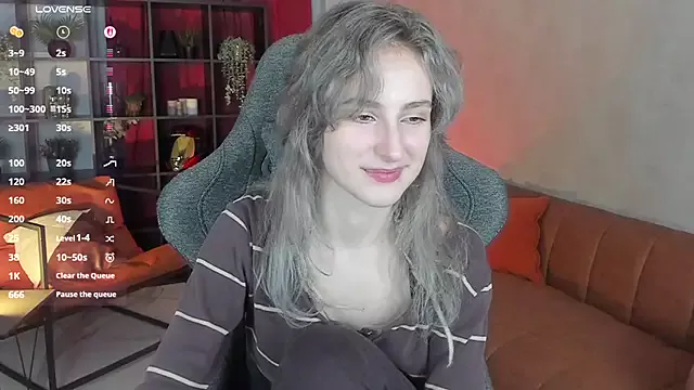 Offline LuxRayi on StripChat