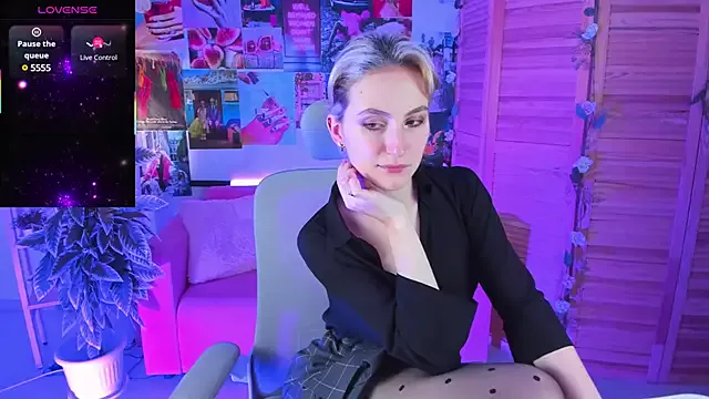 Offline LuxRayi on StripChat