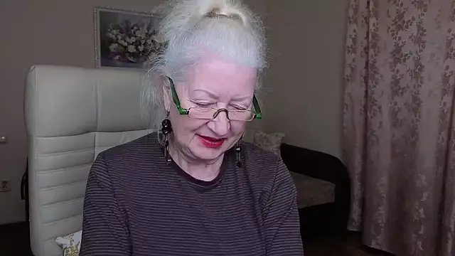 Maya_Mayflower on StripChat