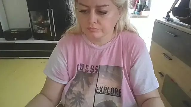 Meliss_Official9 on StripChat