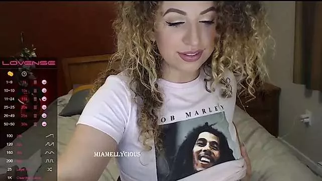 miamellycious on StripChat 