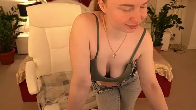 MiaRedFox on StripChat