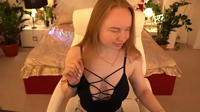 MiaRedFox on StripChat