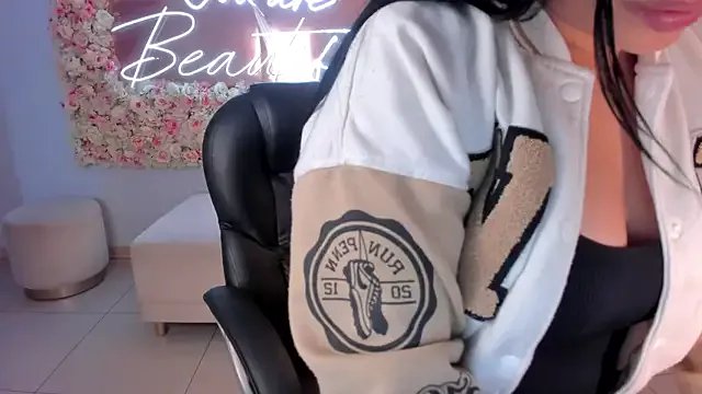 MiaRoberts1 on StripChat