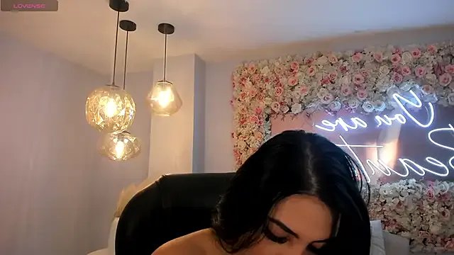 MiaRoberts1 on StripChat