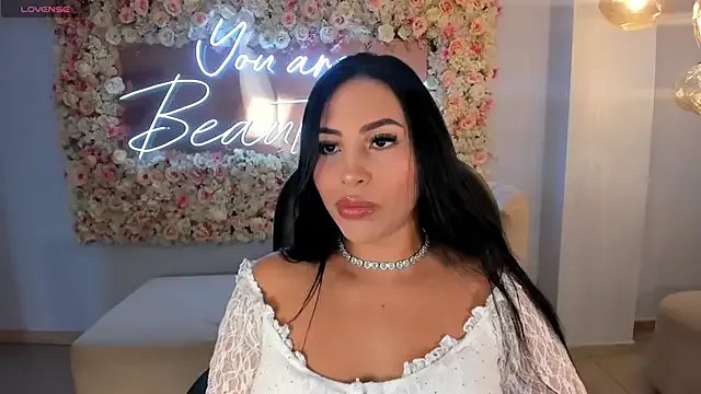 MiaRoberts1 on StripChat