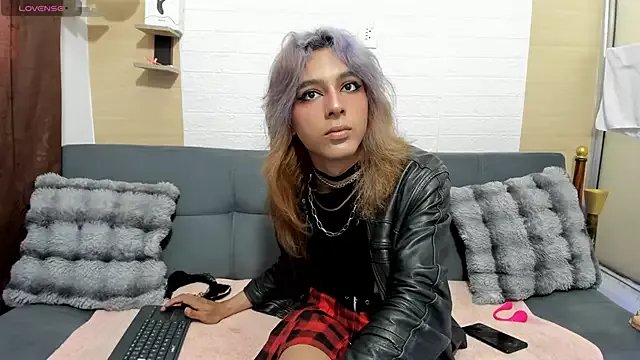 MilkWhore1 on StripChat