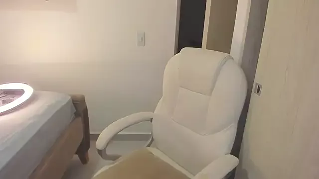 Offline misstoya on StripChat