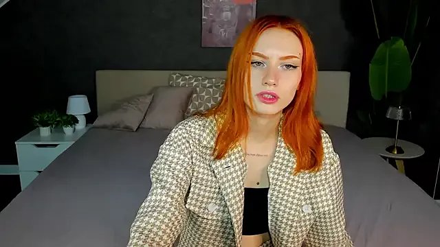 Mollly_Rouge on StripChat