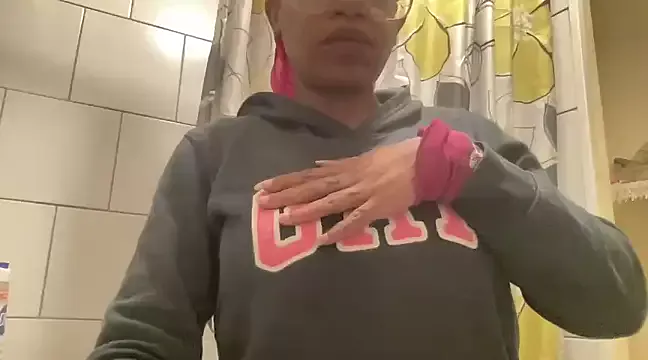 Offline MommyConfident on StripChat