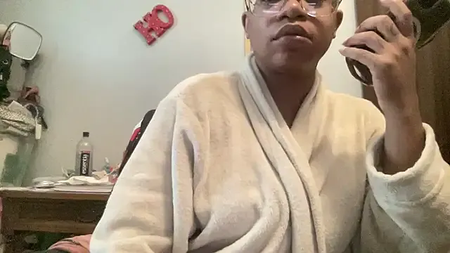 Offline MommyConfident on StripChat