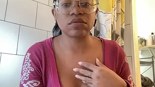 Offline MommyConfident on StripChat