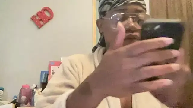 Offline MommyConfident on StripChat