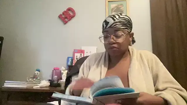 Offline MommyConfident on StripChat