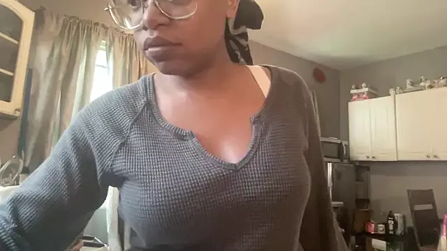 Offline MommyConfident on StripChat