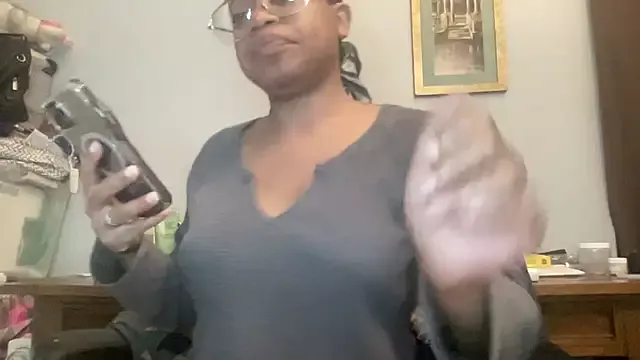 Offline MommyConfident on StripChat