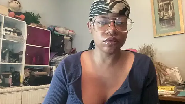 Offline MommyConfident on StripChat