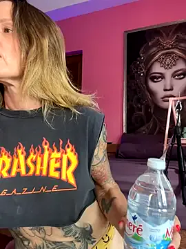 Offline mommyselenafit_ on StripChat