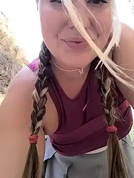 Mona_Plus on StripChat